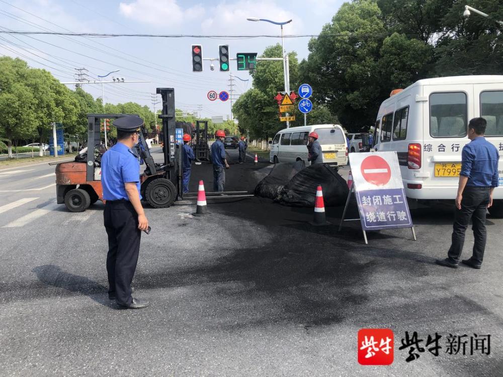 貨車裝運不牢大量活性炭污染道路，執(zhí)法部門及時處置清理